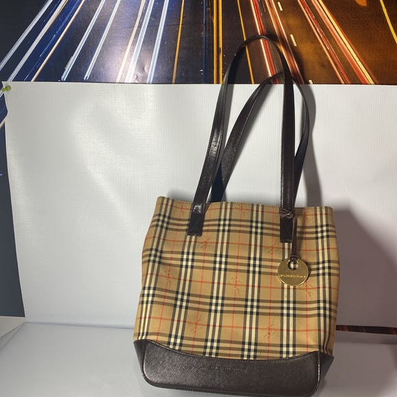 Burberry bucket bag - Picture 2 of 8